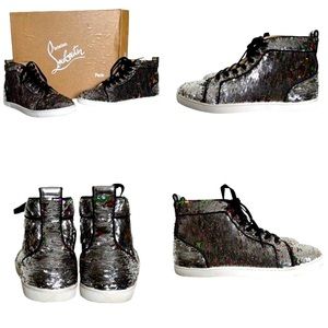 This is a woman shoe size 37 no longer can fit ONLY has bag that comes in box